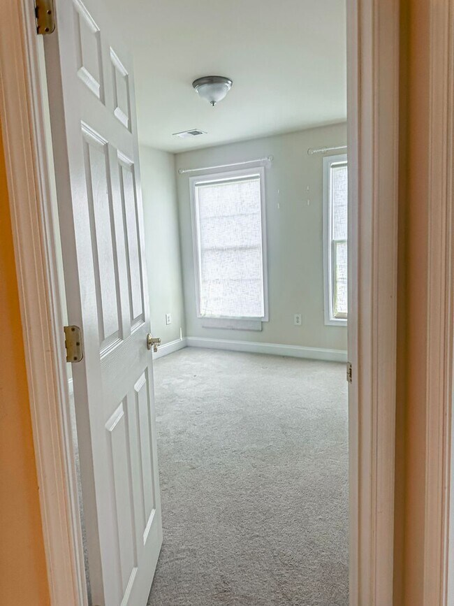 Building Photo - Gorgeous 3 Bed 2/2 Bath End Unit Townhome ...