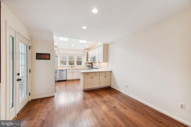 Building Photo - 6603 Forsythia St