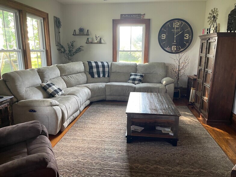 Living Room - W5198 Advance Rd