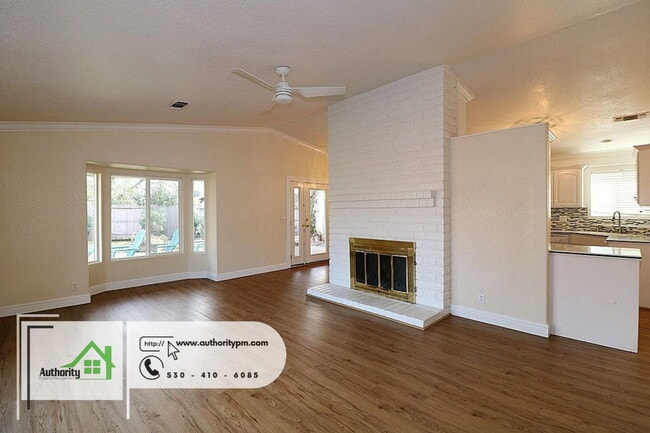 Building Photo - 256 Newport Dr