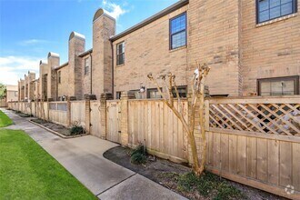 Building Photo - 9850 Pagewood Ln