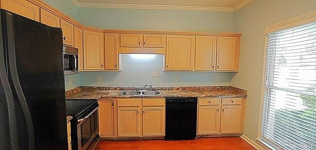 Building Photo - Spacious 2 Bedroom, 2.5 Bathroom Townhome ...