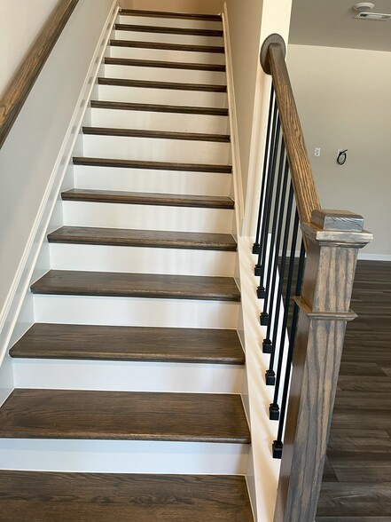 Oak Tread Stairs - 835 Falls Grove Trl