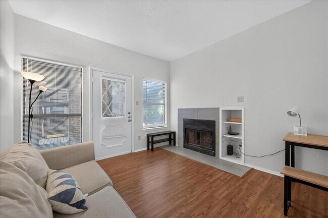 Building Photo - 806 W 24th St
