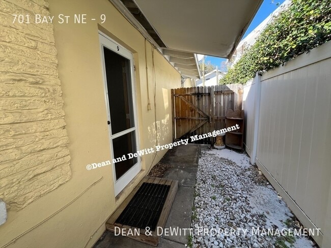 Building Photo - 701 Bay St NE