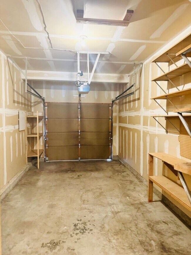 Building Photo - NEW Paint & Carpet! Cozy 2 Bedroom duplex ...