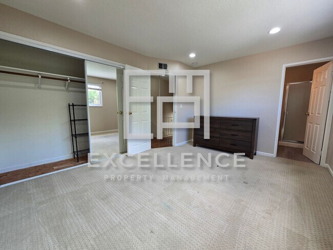Building Photo - Beautiful 3/2.5 Home With 2 Fireplaces, Updated Kitchen, Spacious Yard and Covered Patio