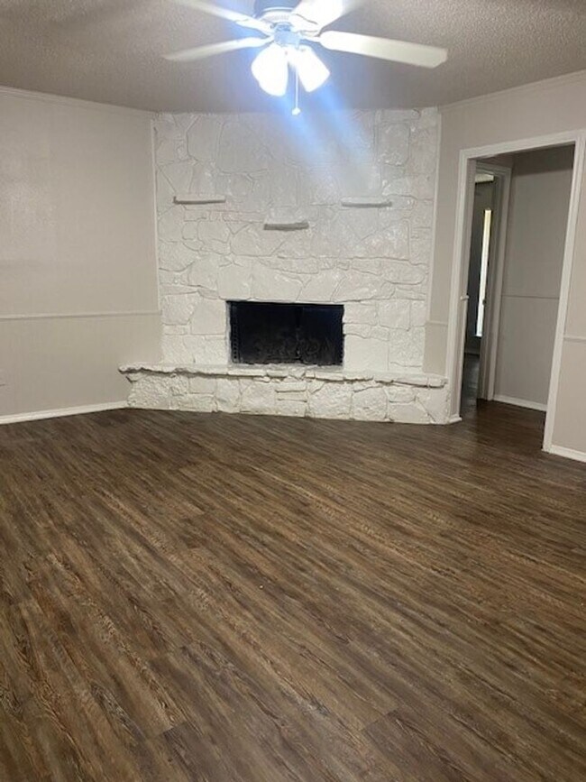 Building Photo - Spacious 5 bedroom Home located in the heart of Burleson!