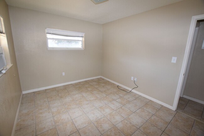 Building Photo - 1031 Royal Palm Ave