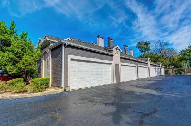 Building Photo - 8003 Woodway Dr