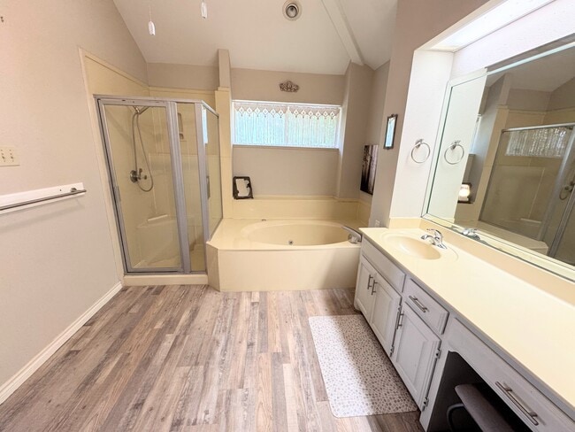 Building Photo - 9809 Lakewood Ct