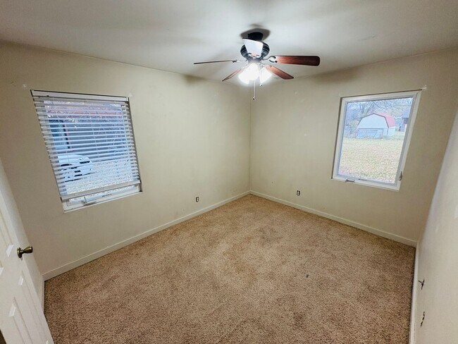 Building Photo - 3 bedroom 1 bathroom house with large yard!