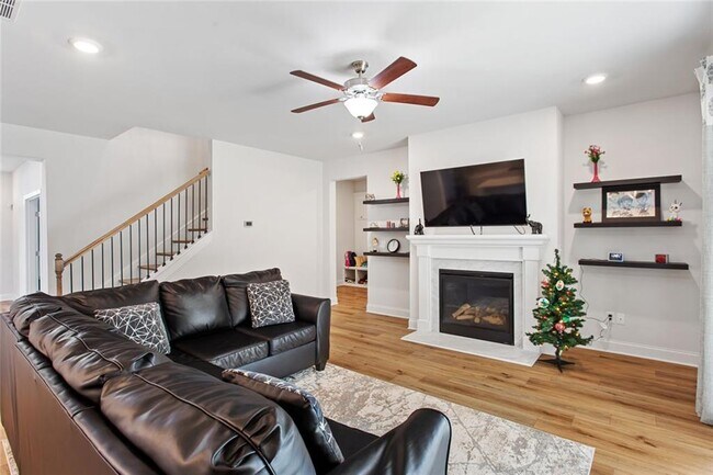 Building Photo - 7595 Tiberon Pkwy