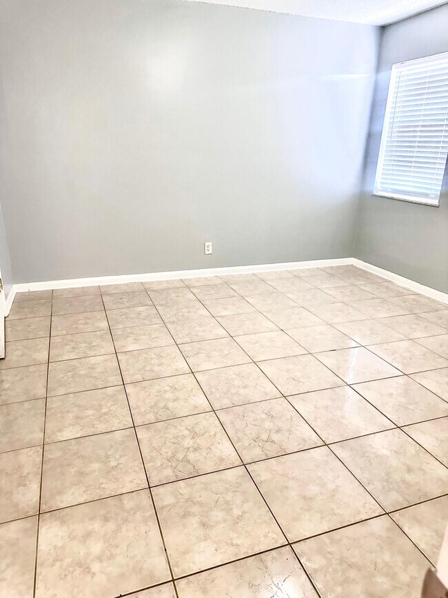 Building Photo - 9326 Sunrise Dr