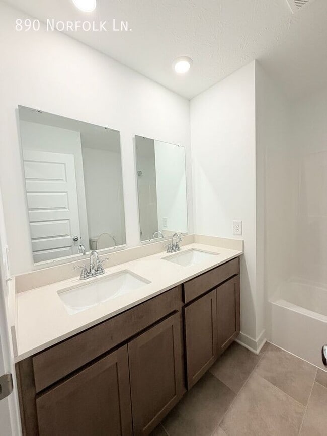 Building Photo - 890 Norfolk Ln