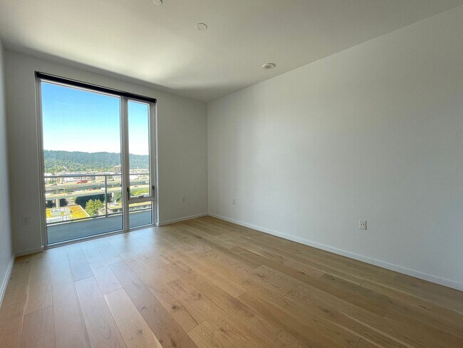 Building Photo - Spacious Vista Pearl Condo with Bonus Den, Stunning Views and Fabulous Amenities