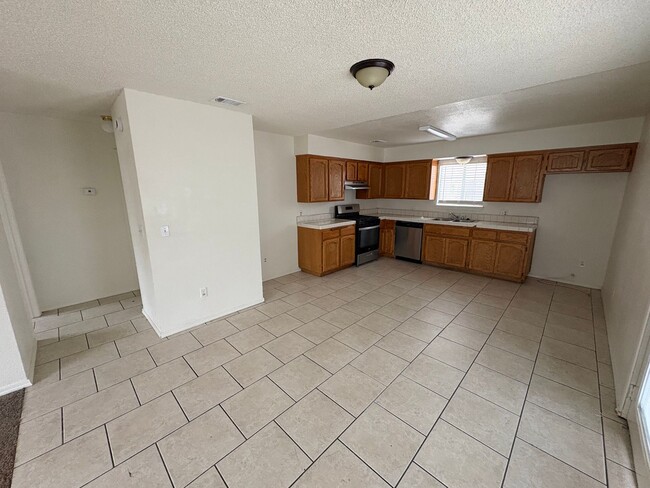 Building Photo - SE Tulare Home Near Shopping Center Rent Ready!