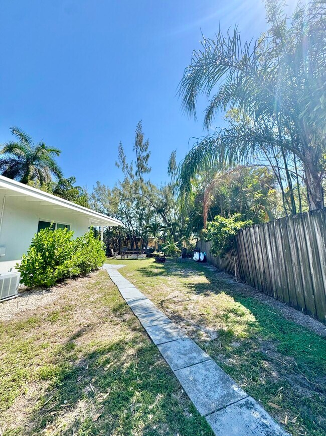 Building Photo - 1130 NE 18th Ave