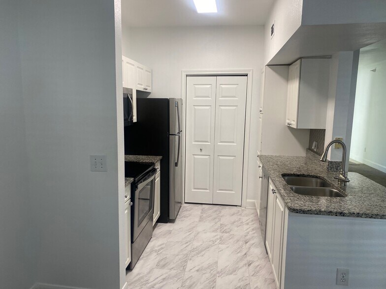 Building Photo - 11614 Tomahawk Creek Pky