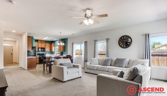 Building Photo - Charming 4 Bedroom Home!