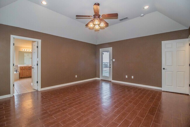 Building Photo - Beautiful Traditional Home on Over an Acre in Weatherford!