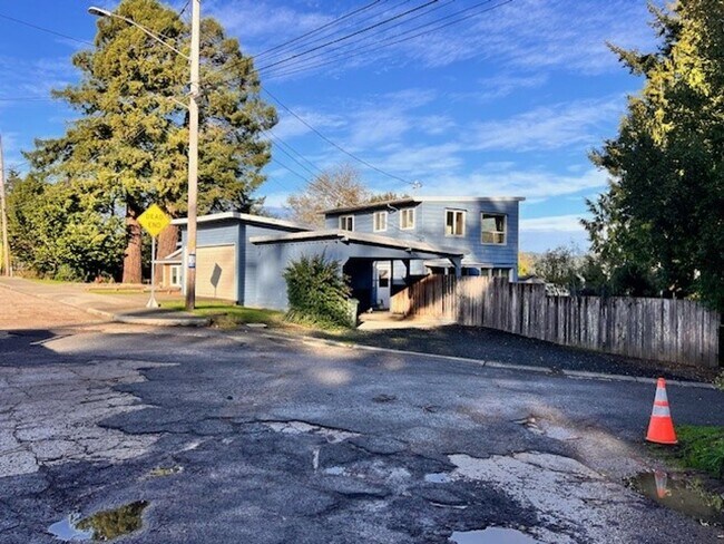 Building Photo - 1918