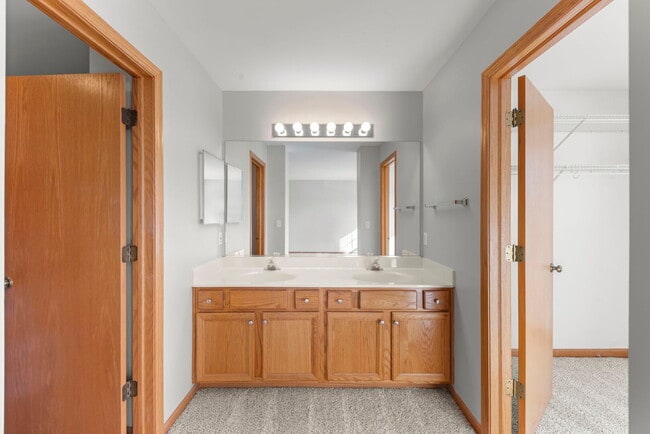 Building Photo - 14215 S Longview Ln