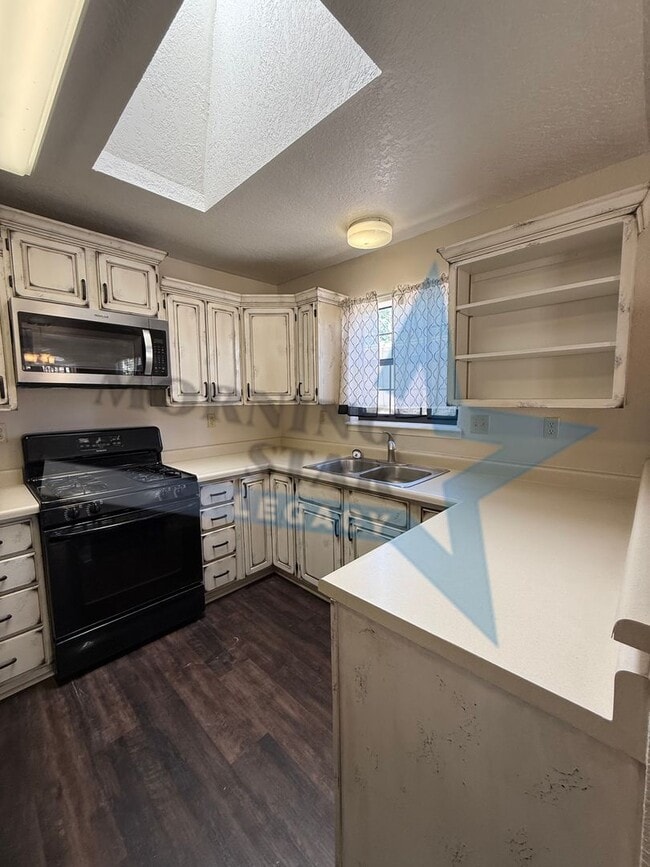 Building Photo - Roadrunner area! LOVELY two bedroom home.