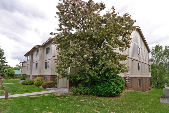 Building Photo - Convenient East Side Condo