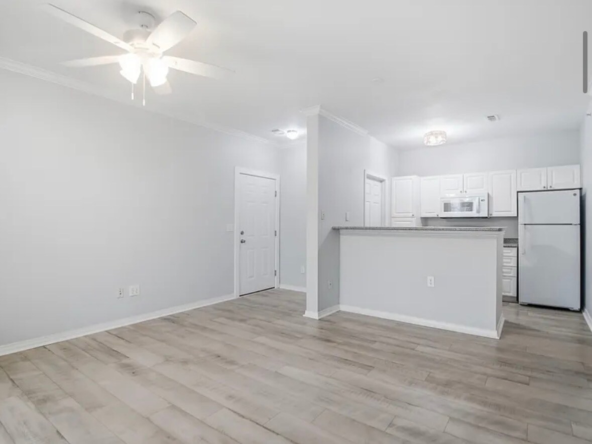 Building Photo - 130 River Landing Dr