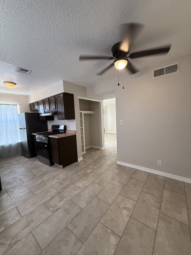 Building Photo - 955 Versailles Dr