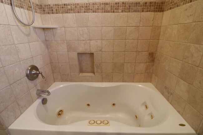 Building Photo - Charming home in West Hills adjacent neighborhood!