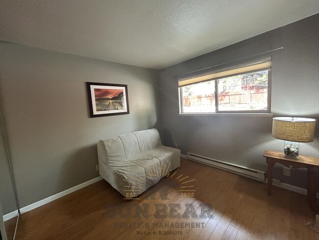 Building Photo - 3 Bedroom - Great Location!