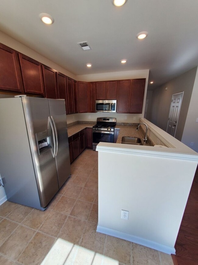 Building Photo - 3 bedroom townhome in university