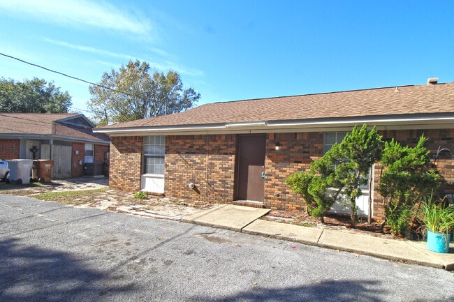 Building Photo - Updated 2BR/1BA in Gulf Breeze –  Water & Lawn Care Included – Available Now!