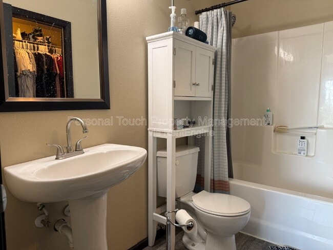 Building Photo - 4106 Clubhouse Dr S