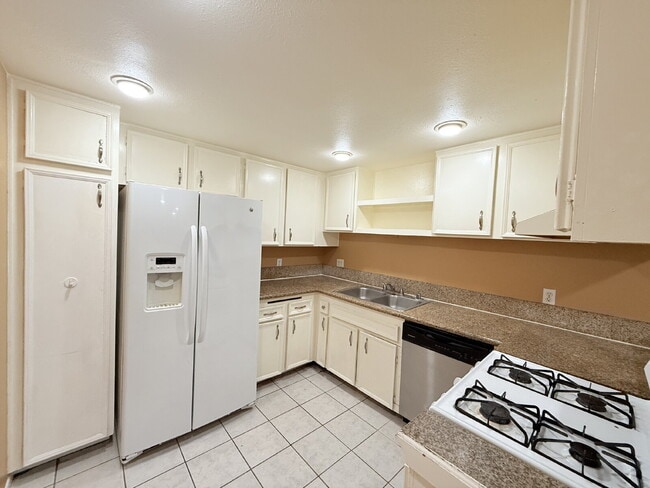 Building Photo - HUGE 3BR/2BA Second-Floor Condo