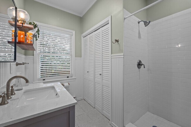Building Photo - Stunning Historic 4-bedroom home in W Trin...