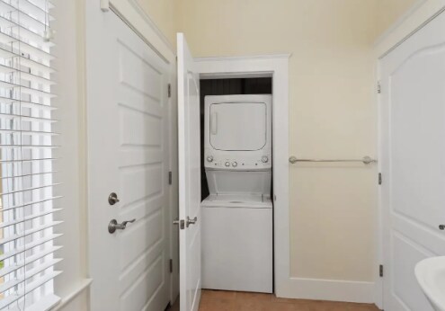 Building Photo - 923 3rd St