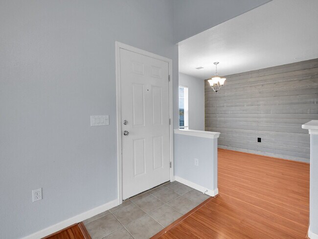 Building Photo - $1,795.95, Gorgeous 2-bed, 2-bath condo located in Aurora.