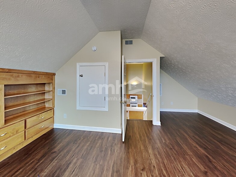 Building Photo - 305 Karlee Dr