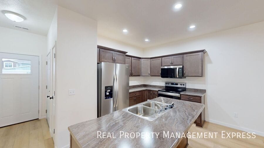 Building Photo - Stylish 2 Bed 1.5 Bath Townhome