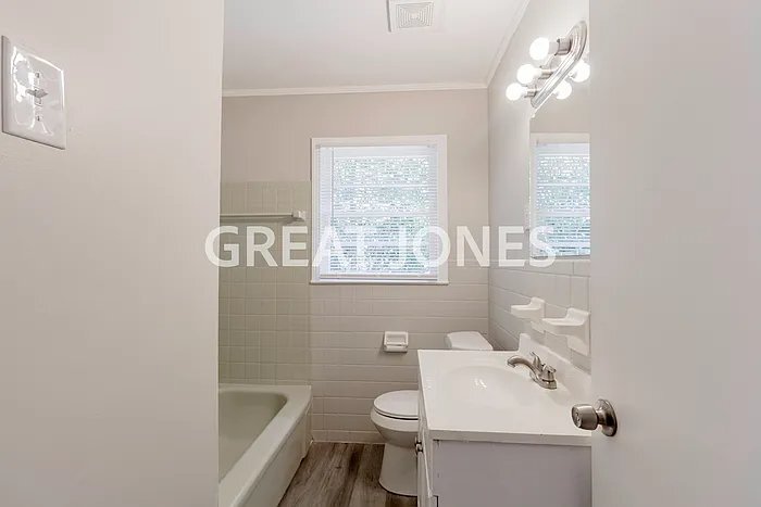 Building Photo - 142 Briardale Ave