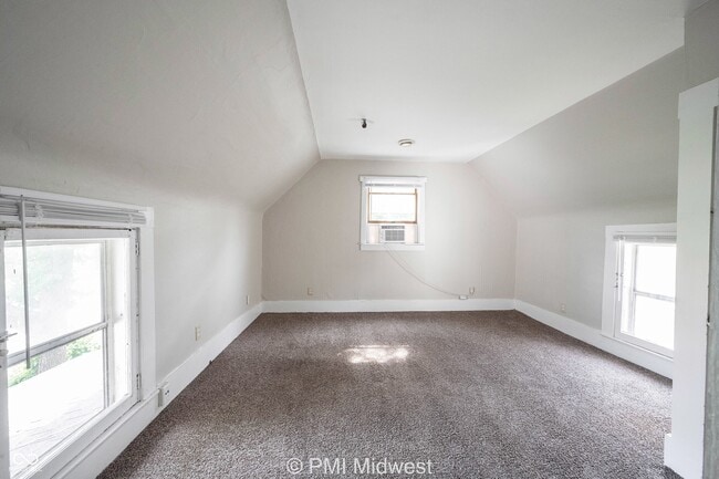Building Photo - 831 S Webster St