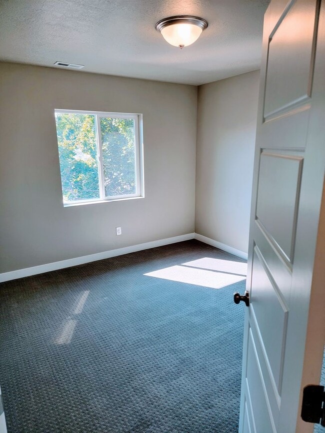 Building Photo - Gorgeous Townhome!!!