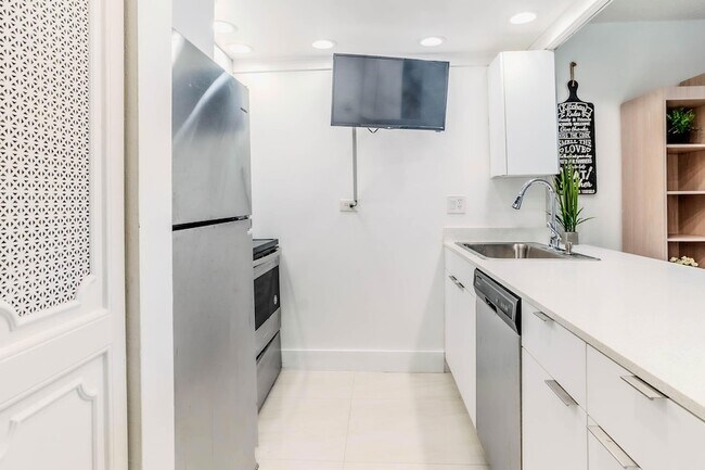 Building Photo - 3760 Inverrary Dr