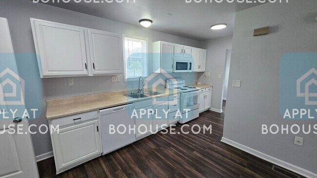 Building Photo - 600-610 OLDFATHER ST