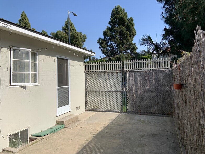 Building Photo - 2599 Wellesley Ave