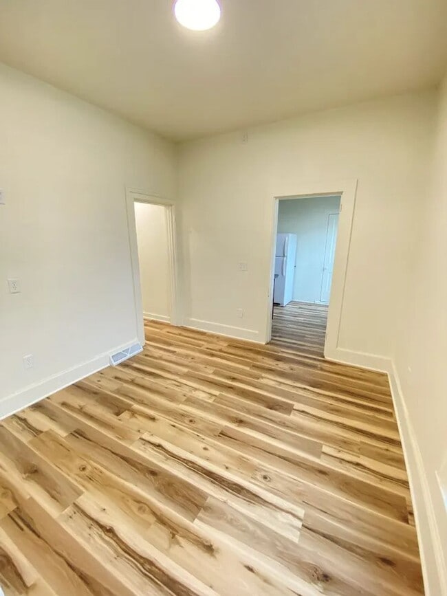 Building Photo - 304 W Irving Ave