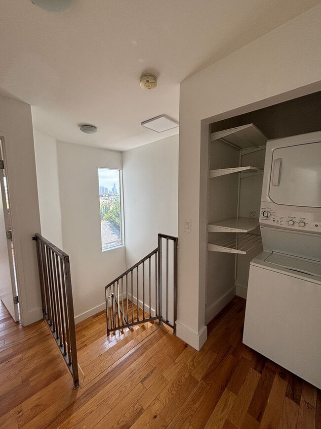 Building Photo - 843 Robinson St